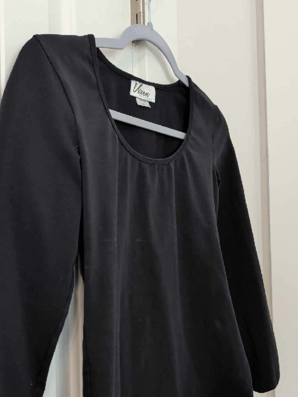 Vixen by Micheline Pitt Black Scoop-Neck Long Sleeve Top - Picture 3 of 4